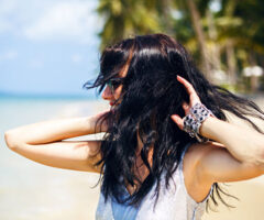 Cómo cuidar tu cabello después de un día en la playa: consejos para mantenerlo sano y radiante