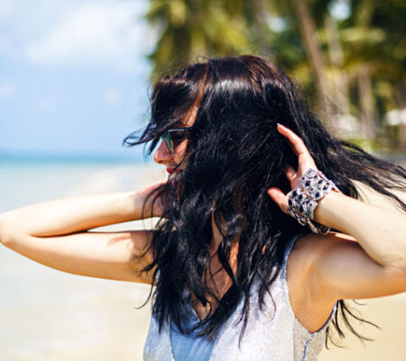 Cómo cuidar tu cabello después de un día en la playa: consejos para mantenerlo sano y radiante