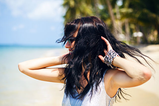 Cómo cuidar tu cabello después de un día en la playa: consejos para mantenerlo sano y radiante